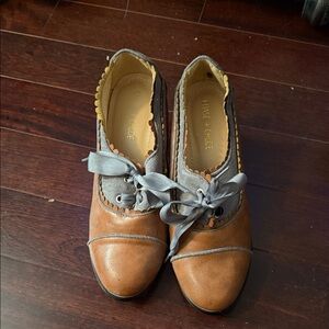 Chase + Chloe Women's Tan and Gray Lace-Up Flats